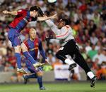 Lionel Messi fik hjælp af 'Guds hånd' og kom først i duellen med Espanyols keeper Idriss Kameni. 