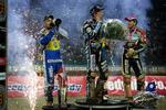 Nicki Pedersen fra Danmark vandt sølv (tv.) og drikker champagne. Andreas Jonsson vandt guld men blev buh'et af publikum for en svinestreg, han begik mod en dansker i semifinalen. Leigh Adams fra Australien vandt bronze (th.) 