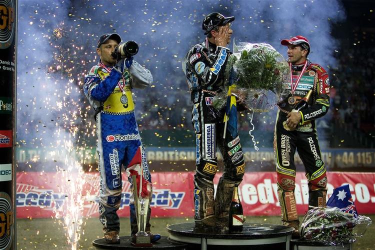 Nicki Pedersen fra Danmark vandt sølv (tv.) og drikker champagne. Andreas Jonsson vandt guld men blev buh'et af publikum for en svinestreg, han begik mod en dansker i semifinalen. Leigh Adams fra Australien vandt bronze (th.) 