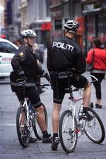 Norsk politi - her et par cyklende betjente - har ledt efter berygtet fange. 