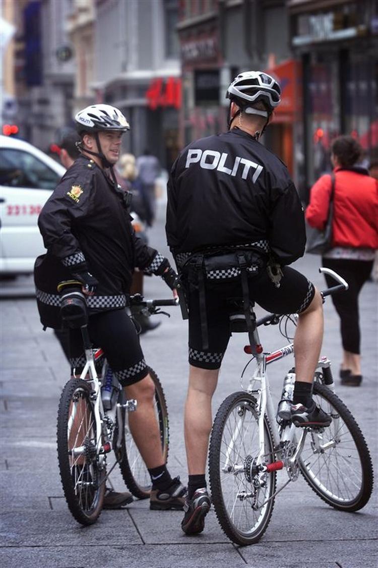 Norsk politi - her et par cyklende betjente - har ledt efter berygtet fange. 
