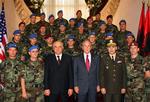 På sit besøg i Albanien, mødte præsident Bush albanske soldater, der har gjort tjeneste i Irak og Afghanistan. 