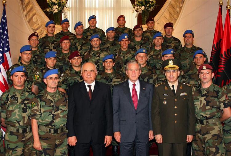 På sit besøg i Albanien, mødte præsident Bush albanske soldater, der har gjort tjeneste i Irak og Afghanistan. 