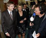 En belgisk journalist fanger premierminister Verhofstadt med ministerfruen på et valgsted i Ghent. Med over 30 procent af stemmerne talt op, ser det ud til at løbet er kørt for den belgiske premierminister. 