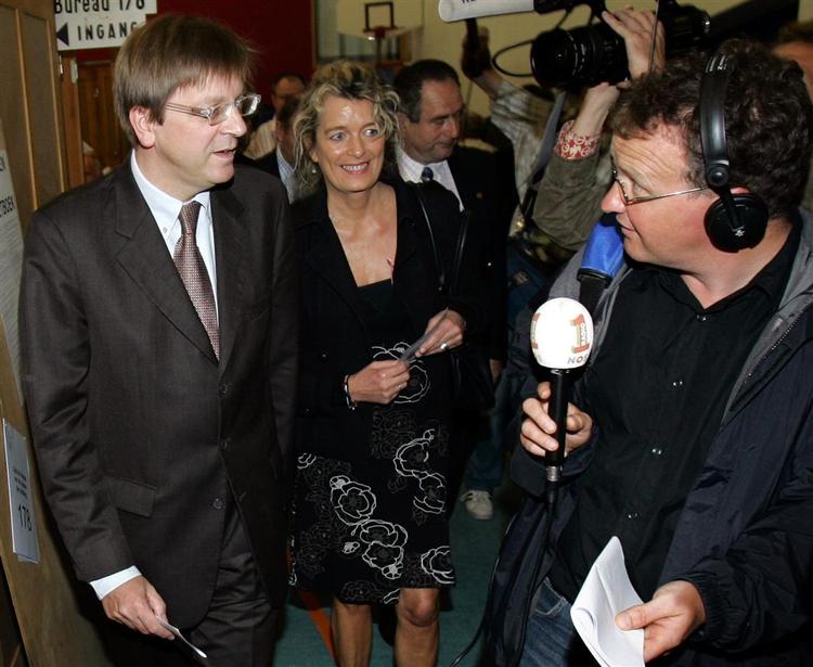 En belgisk journalist fanger premierminister Verhofstadt med ministerfruen på et valgsted i Ghent. Med over 30 procent af stemmerne talt op, ser det ud til at løbet er kørt for den belgiske premierminister. 