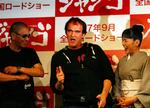 Den amerikanske filminstruktør og skuespiller Quentin Tarantino i midten lader som om, han skyder med pistoler på en pressekonference i Tokyo 11. juni. 
