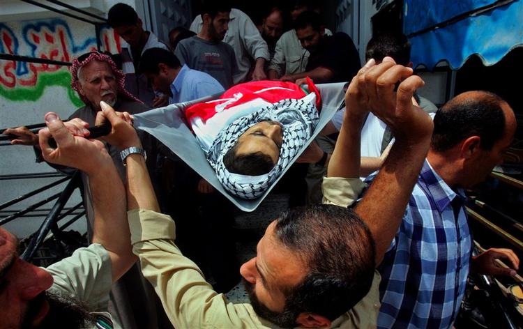 Fatah-livvagten Mohammed Sweirk blev begravet lørdag. Han blev myrdet, da Hamas-folk kastede ham ud fra 15. etage i et højhus. 