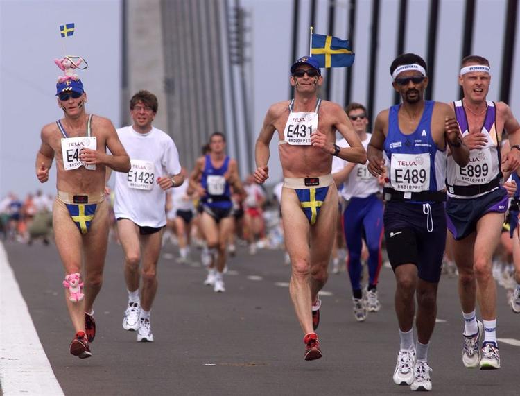 Svenskerne kommer, frygter Dansk Folkeparti. Her foto fra et halvmaraton-løb, der førte folk over Øresundsbroen. Og tilbage igen. 