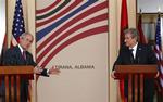 George W. Bush under et pressemøde med Albaniens premierminister Sali Berisha. Bush var den første amerikanske præsident nogen sinde, der besøgte Albanien. 