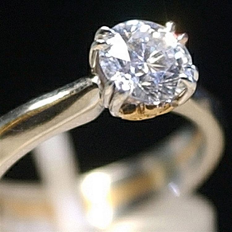 En kæmpestor 3.03 karat diamant. Der blev i Danmark importeret for over 81 millioner kroner slebne diamanter i 2006 (i dette tal er der ikke regnet import af industridiamanter med). 