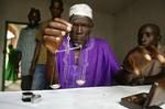 Autoriseret diamantsælger Samba Sabali vejer diamanter i Sierra Leone. Den diamantbaserede borgerkrig i Sierra Leone varede fra 1991 til 2001. 