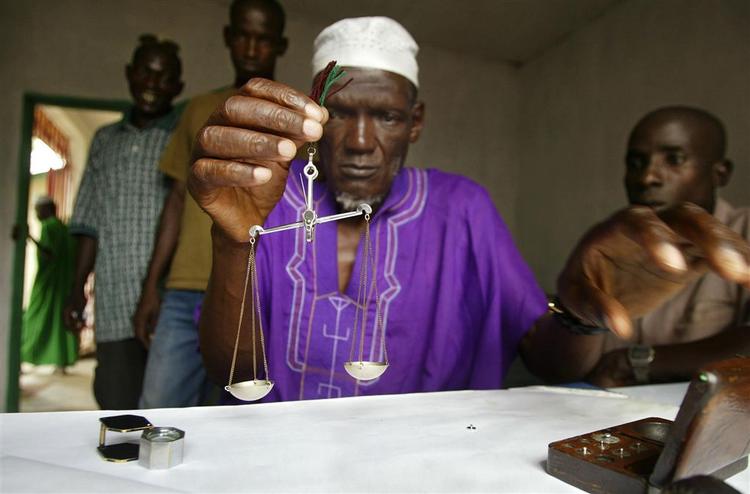 Autoriseret diamantsælger Samba Sabali vejer diamanter i Sierra Leone. Den diamantbaserede borgerkrig i Sierra Leone varede fra 1991 til 2001. 