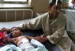 Beskyt de civile i Afghanistan, beder Røde Kors. Denne dreng blev såret i et luftangreb i maj 2006 (arkivfoto). 