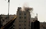 Røg stiger efter kampe mellem Fatah og Hamas i Gaza By. 