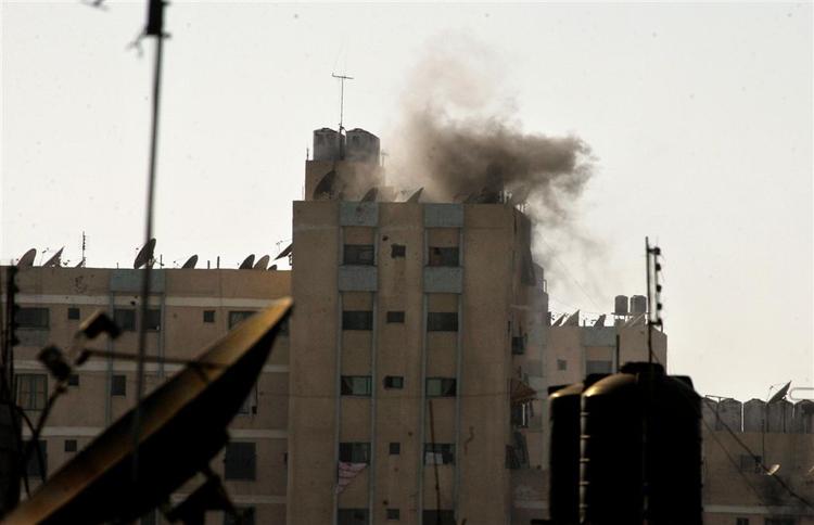 Røg stiger efter kampe mellem Fatah og Hamas i Gaza By. 