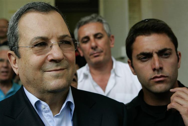Den tidligere ministerpræsident Ehud Barak ligger i to målinger til at vinde valget til chefposten i Arbejderpartiet. 