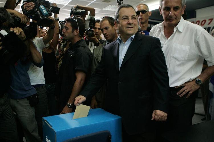 Ehud Barak ventes at overtage forsvarsministerposten i Ehud Olmerts koalitionsregering. 