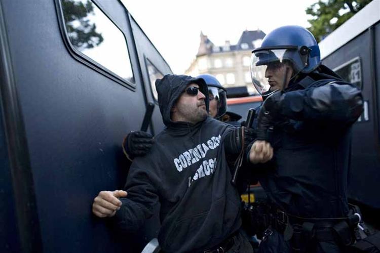 Den ene af de to anholdte ved demonstrationen i Stockholmsgade føres her væk. 