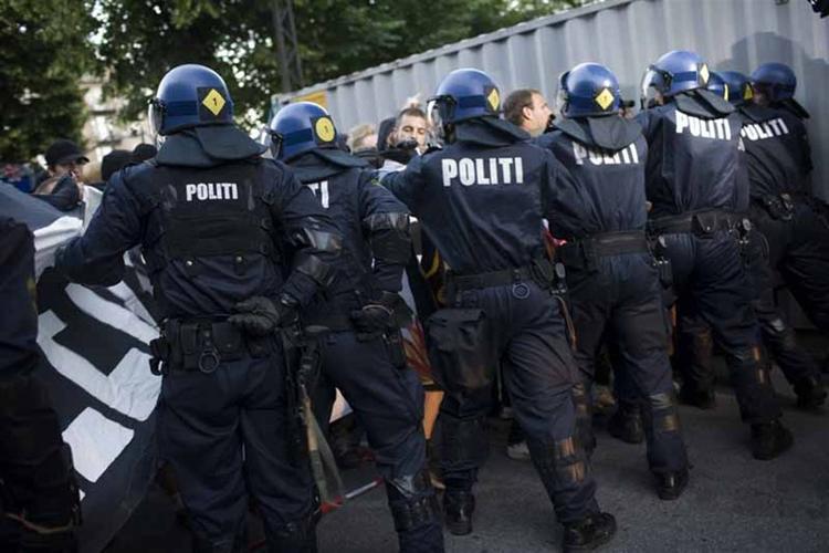 Fem personer blev taget med på stationen efter demonstration foran den tyske ambassade på Østerbro i København. 