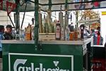 Ølstaderne rundt om Parken gemmer andet end bare øl. Adskillige varianter af vodkashots kan frit nydes, inden fodbolden bliver givet fri inden for murene (øverst). For få måneder siden kastede Parken sig ligeledes ud i salg af spiritus på mere mobil vis. Her er det danske roligans, der slukker tørsten inden landskampen mod Nordirland i efteråret (th.) Foto: Privat 