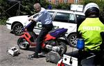 Politiet må ofte standse unge mennesker, der kører ulovligt på knallert. Flere af dem er uden forsikring. 