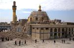 Moskeen efter sidste bombning i februar 2006, hvor kuplen blev ødelagt. Den nye eksplosion har ramt de to minareter, som her ses ved siden af ruinerne efter kuplen (arkivfoto). 