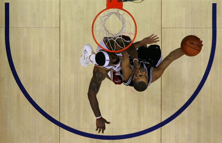 Tony Parker (th.) og LeBron James (tv.) blev topscorer for hver deres hold i den tredje NBA-finale. 
