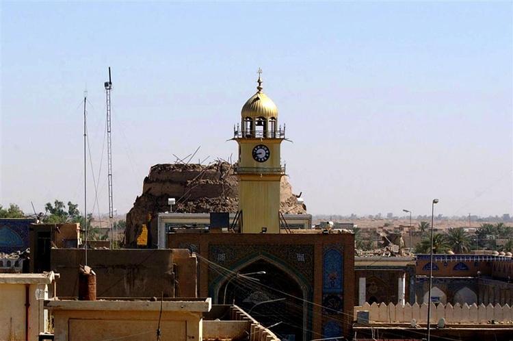 Et vagttårn på den berømte Gyldne Moske står alene tilbage, efter at formodede al-Qaida-oprørere i dag bombede moskeens to minareter i Samarra. 