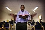 Adeboye Olushola i kirken på Amager. 