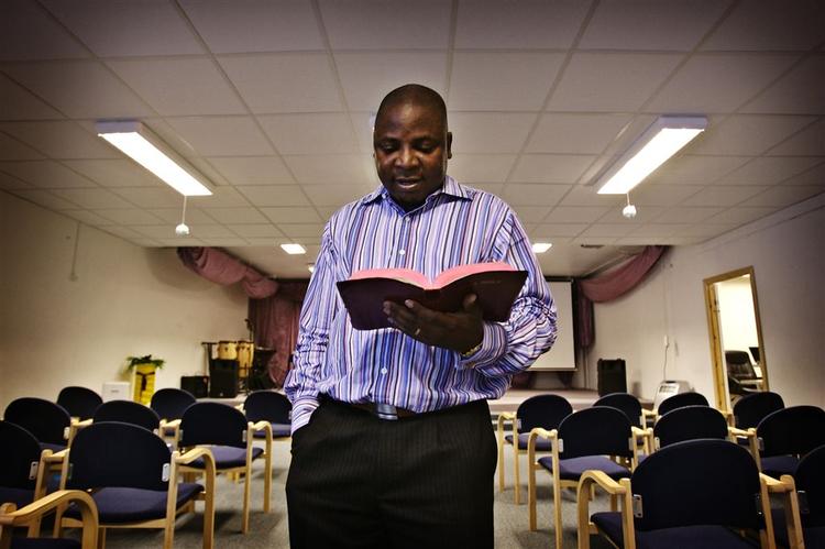 Adeboye Olushola i kirken på Amager. 