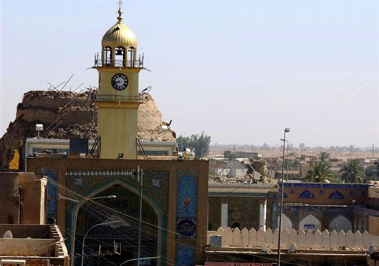 Den Gyldne Moske i Samarra har en ganske særlig betydning for shiamuslimer, idet hele to imamer ligger begravet her. I dag mistede moskeen sine to minareter, da formodede al-Qaida-oprørere bombede moskeen. 