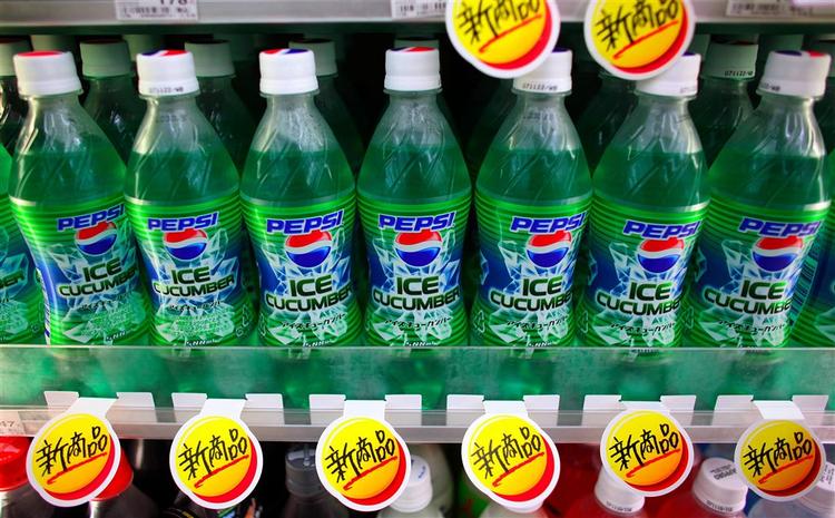 Flasker med 'Pepsi Agurk' i Tokyo. Japanere skal være kølige som agurker denne sommer. 