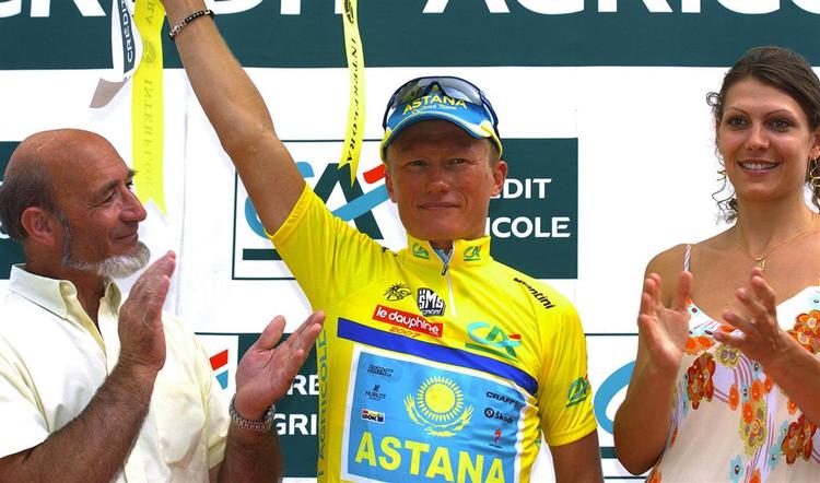Vinokourov ifører sig den gule trøje i Aneyron. 
