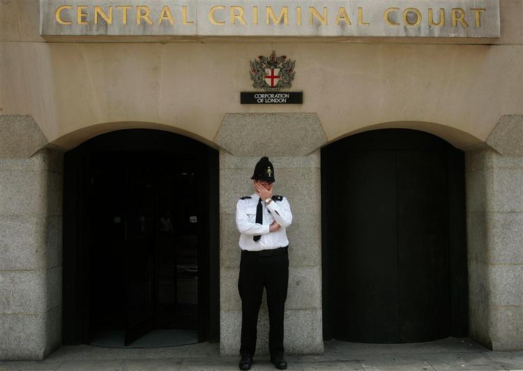 Betjent uden for Old Bailey-kriminalretten i London 