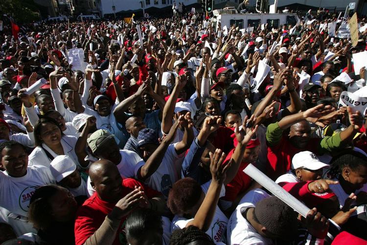 Offentligt ansatte i strejkedemonstration i Sydafrika. 