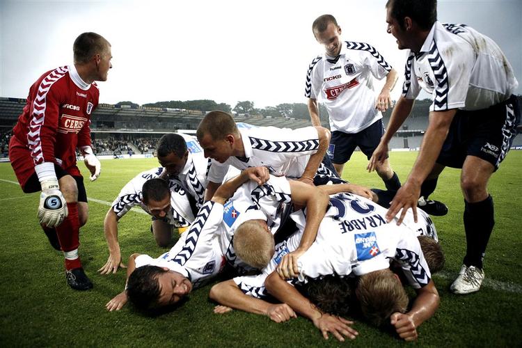 Vild AGF-jubel efter sejren over Ølstykke, der så godt som sikrer de hvide fra Fredensvang oprykning til Superligaen. 