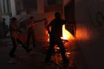 Fatah-tilhængere i færd med at sætte ild til en Hamas-klub i Jenin i nat. 
