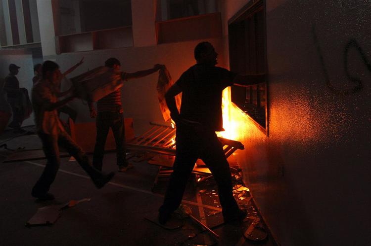 Fatah-tilhængere i færd med at sætte ild til en Hamas-klub i Jenin i nat. 