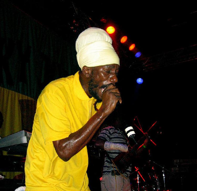 Homofob. Sizzla havde taget de værste vers ud af sangen &lsquo;Nah Apologize&lsquo;. 