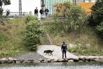 Politiet undersøger området, hvor en 30-årig mand blev fundet bagbundet ved vandet. 