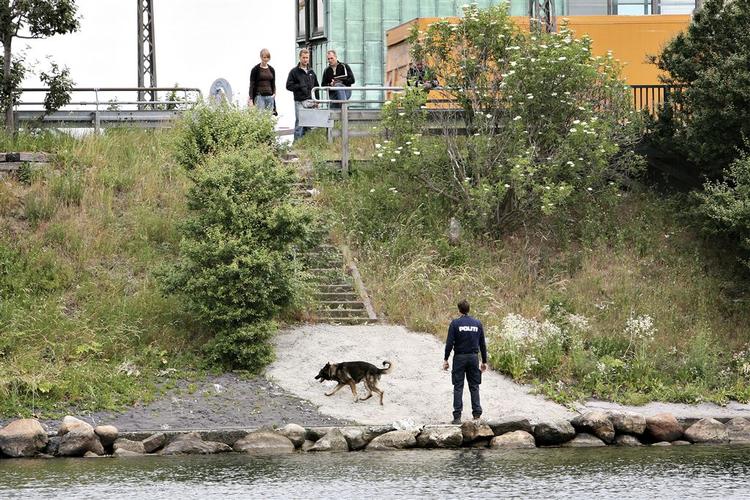 Politiet undersøger området, hvor en 30-årig mand blev fundet bagbundet ved vandet. 