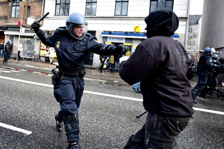 Statsadvokaten vil undersøge 30 sager om politiet i forbindelse med urolighederne efter Ungdomshuset blev ryddet samt forskellige demonstrationer. 