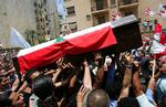 Walid Eidos kiste i procession gennem Beiruts gader i dag. 