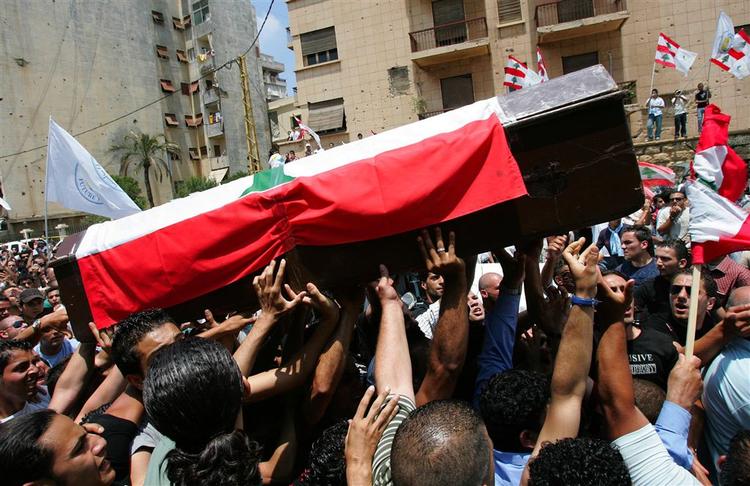 Walid Eidos kiste i procession gennem Beiruts gader i dag. 
