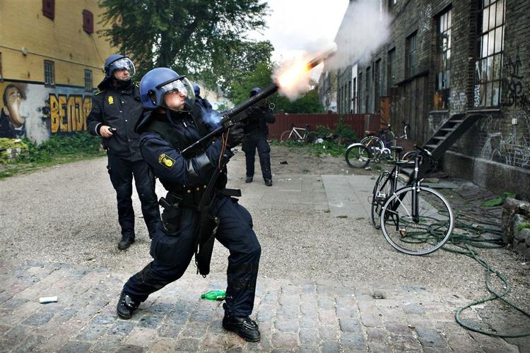 Under voldsomme sammenstød på Christiania følte politiet sig i livsfare og brugte derfor en tåregas med potentielt dødbringende patroner. 