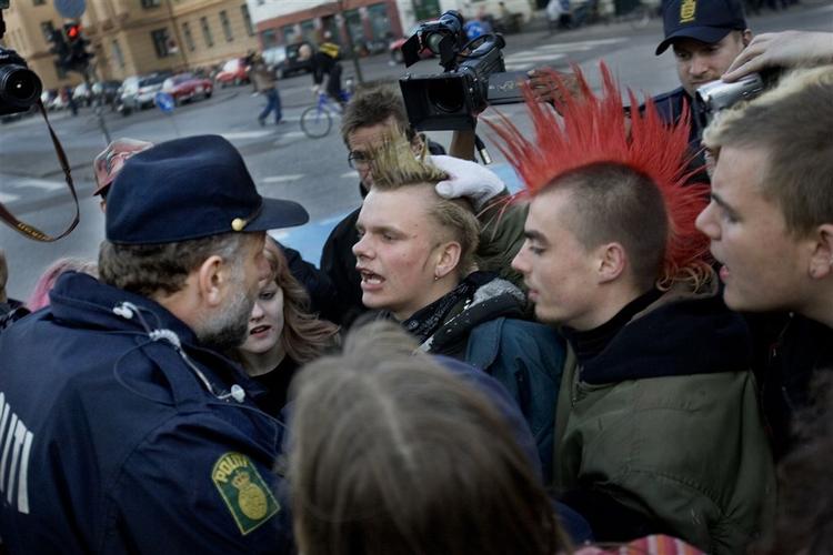 Demonstrationen var ud på aftenen begrænset til 30-40 mennesker, oplyser politiet. 