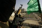 Hamas-tilhænger på taget af det palæstinensiske Efterretningshovedkvarter.Hamas væbnede styrker erklærede i går sejr i Gazastriben, selv om de rivaliserende Fatahstyrker stadig sidder på tre baser i området. 