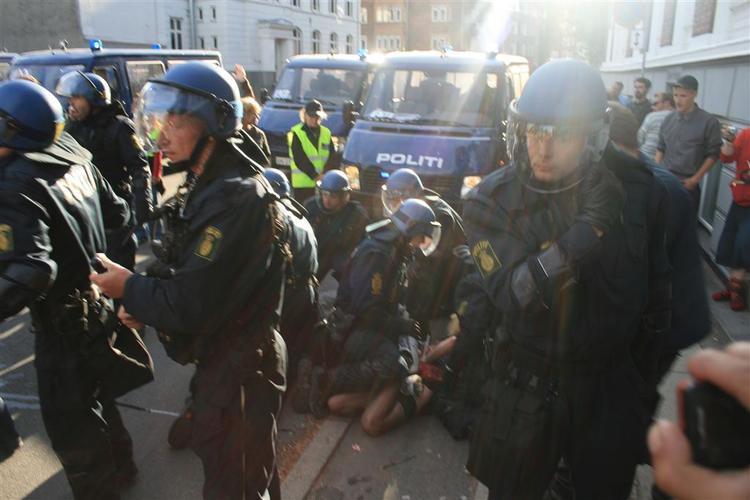 Den 16-årige pige blev overmandet af flere betjente, da hun blev anholdt. 