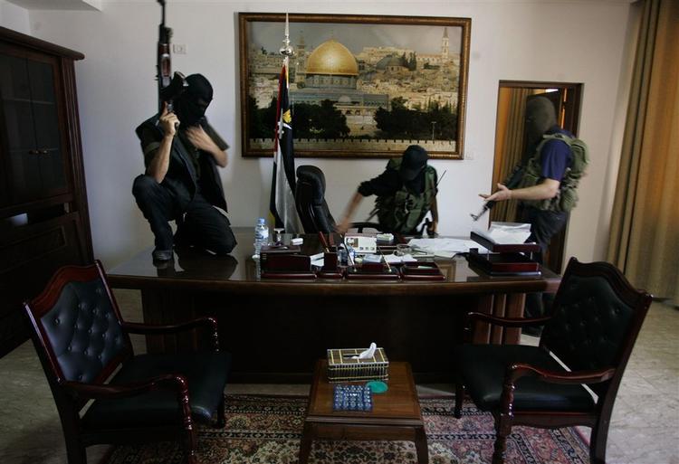 Bevæbnede Hamasfolk er trængt ind på Fatah-lederen Mahmoud Abbas' kontor i Gaza fredag formiddag. 