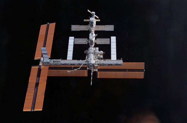 NASA udleverede dette foto af den internationale rumstation 17. september 2006, dagen inden at en iltgenerator overophedede og spildte giftigt materiale, så besætningen måtte bruge masker og handsker. Det var det første nødstilfælde på den otte år gamle udpost. 